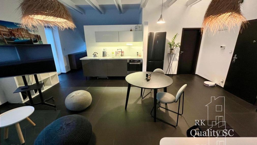 NA PRENÁJOM – moderný 2 izbový byt kompletne zariadený v centre mesta s parkovacím miestom - SENEC