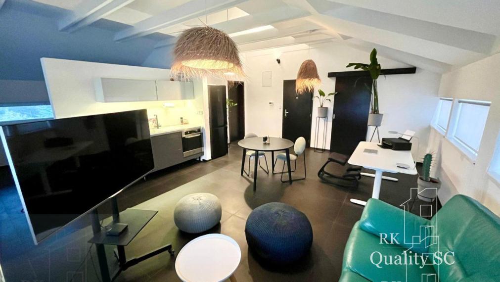 NA PRENÁJOM – moderný 2 izbový byt kompletne zariadený v centre mesta s parkovacím miestom - SENEC