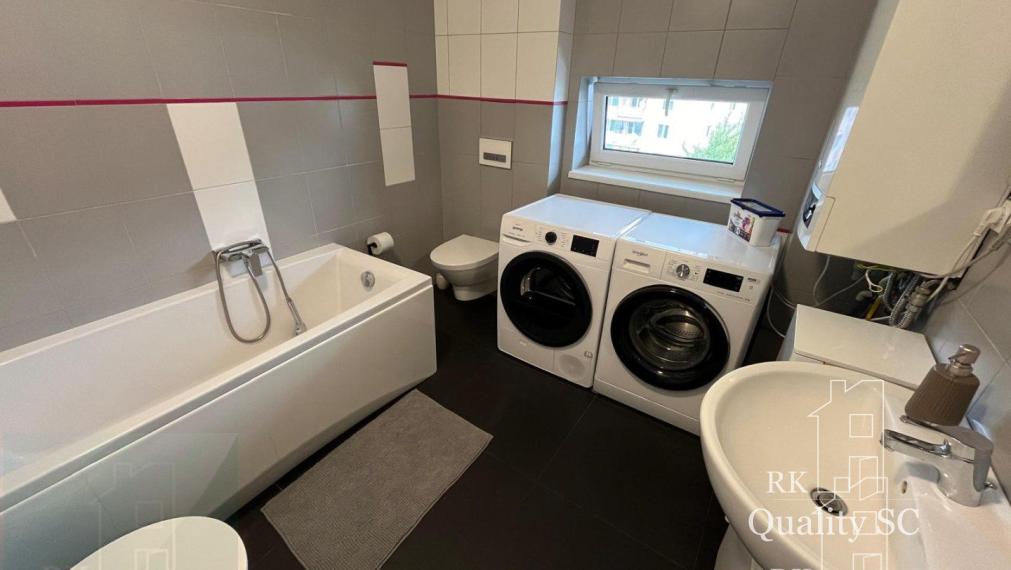 NA PRENÁJOM – moderný 2 izbový byt kompletne zariadený v centre mesta s parkovacím miestom - SENEC
