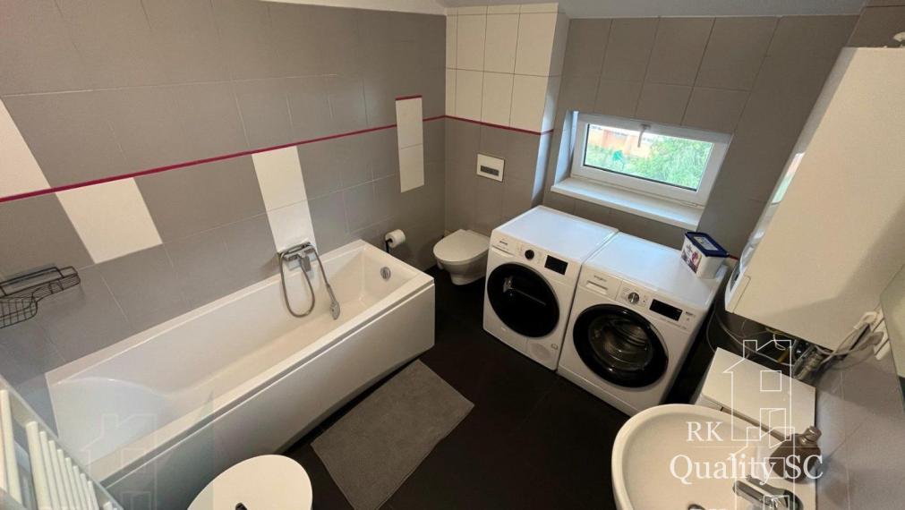 NA PRENÁJOM – moderný 2 izbový byt kompletne zariadený v centre mesta s parkovacím miestom - SENEC