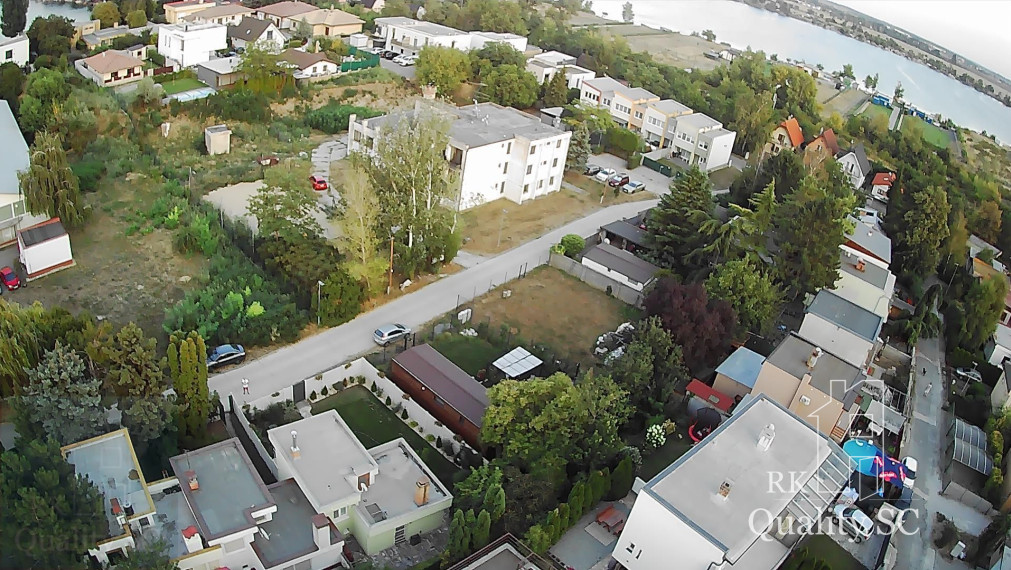 SENEC – SLNEČNÉ JAZERÁ JUH – NA PREDAJ – zariadená 3 izbová rekreačná chata v radovej zástavbe - cca 50 m od pláže