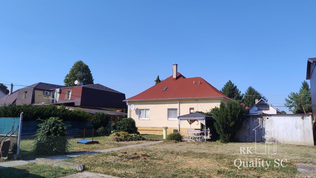 HAMULIAKOVO – NA PREDAJ – starší 5 izbový rodinný dom po čiastočnej rekonštrukcii v tichej lokalite pri Bratislave 