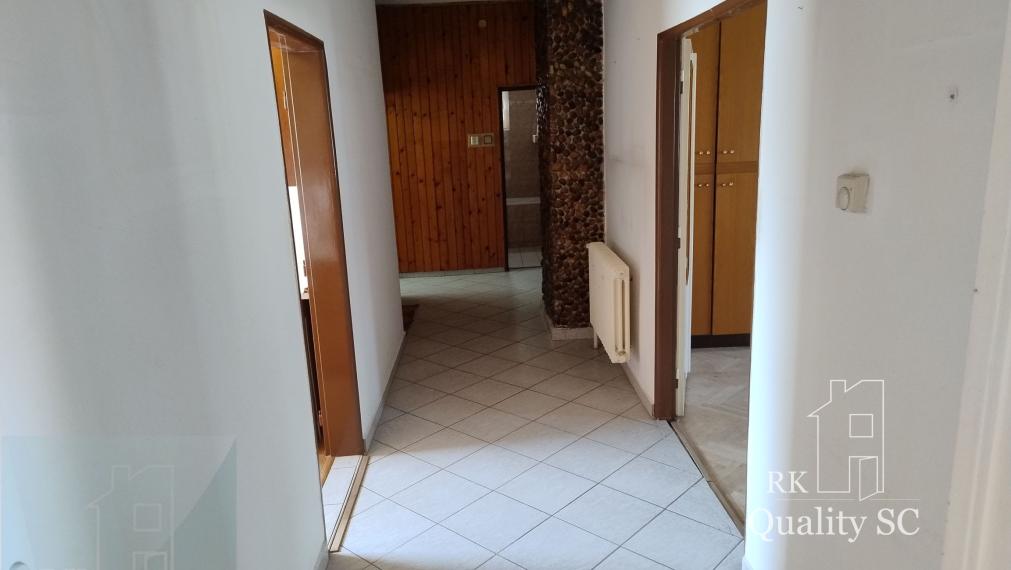 HAMULIAKOVO – NA PREDAJ – starší 5 izbový rodinný dom po čiastočnej rekonštrukcii v tichej lokalite pri Bratislave 