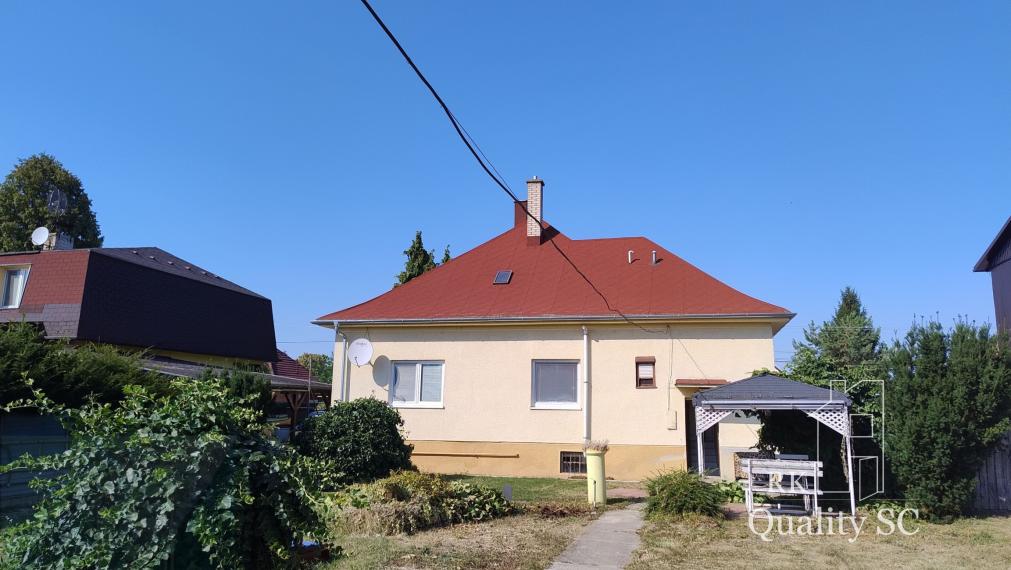 HAMULIAKOVO – NA PREDAJ – starší 5 izbový rodinný dom po čiastočnej rekonštrukcii v tichej lokalite pri Bratislave 