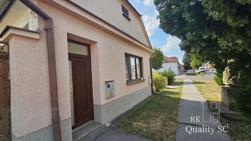 Okres Trnava- obec Pavlice – nehnuteľnosť s potenciálom - 4 izb. RD v centre obce s veľkým pozemkom 984 m2 