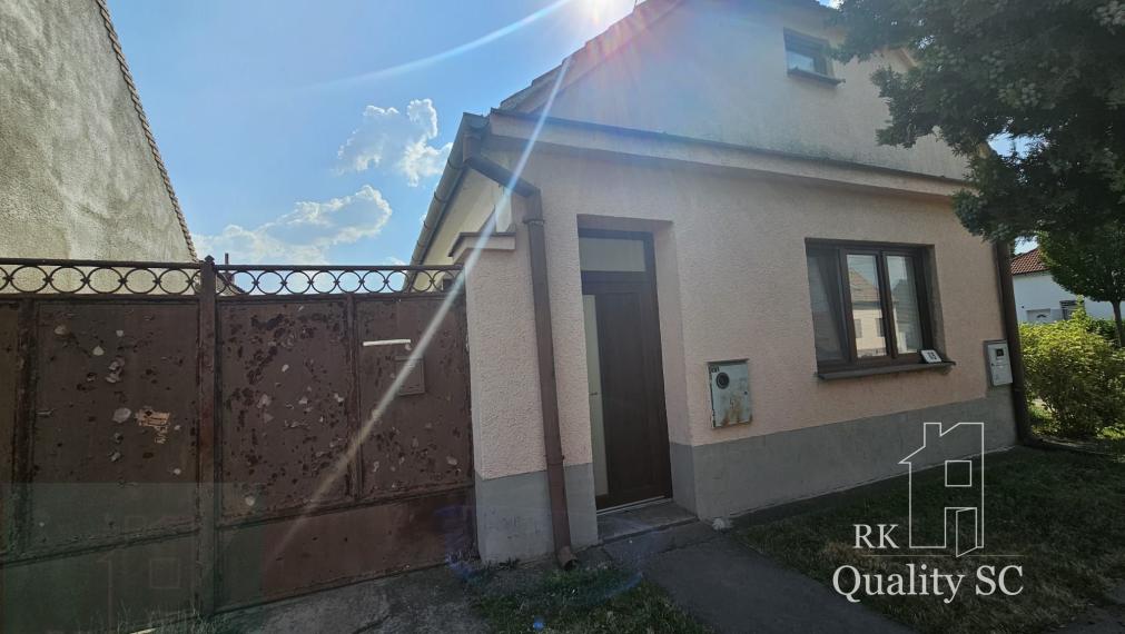 Okres Trnava- obec Pavlice – nehnuteľnosť s potenciálom - 4 izb. RD v centre obce s veľkým pozemkom 984 m2 