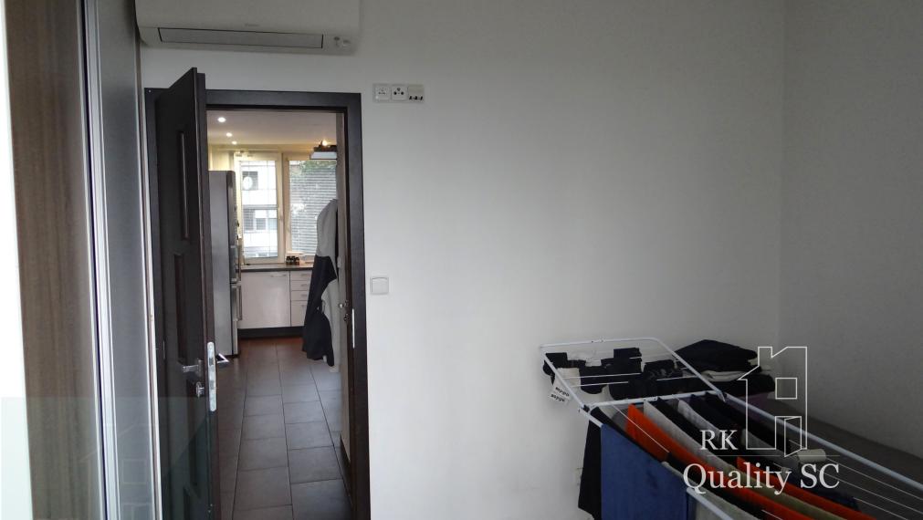 SENEC - EXKLUZÍVNE NA PREDAJ - kompletne zariadený a klimatizovaný 3 izbový byt blízko centra mesta - Sokolská ulica, v Senci
