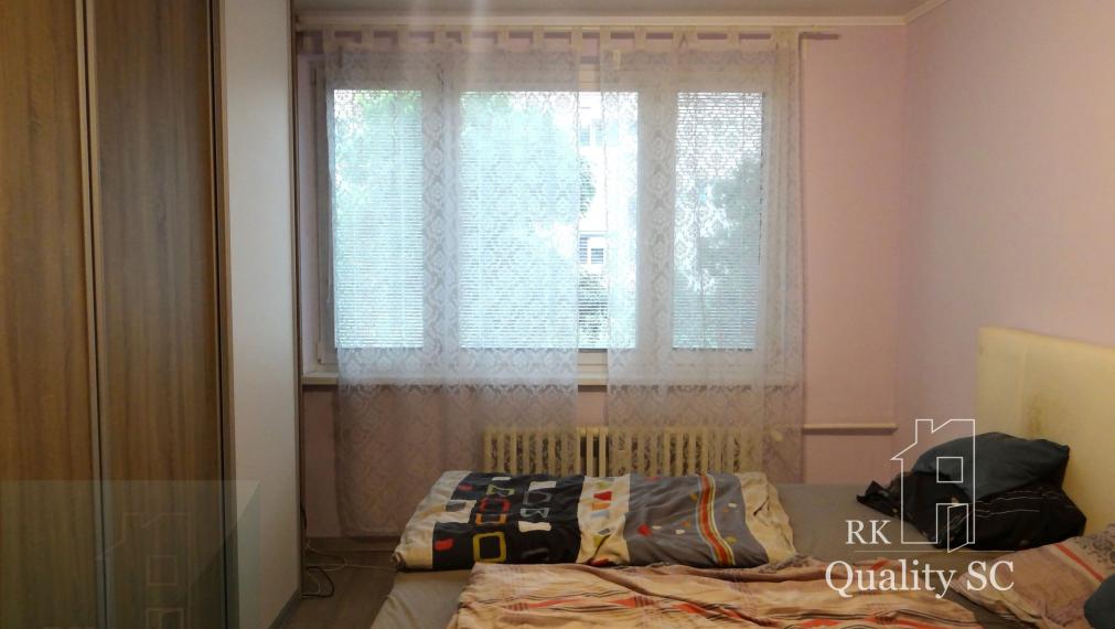 SENEC - EXKLUZÍVNE NA PREDAJ - kompletne zariadený a klimatizovaný 3 izbový byt blízko centra mesta - Sokolská ulica, v Senci