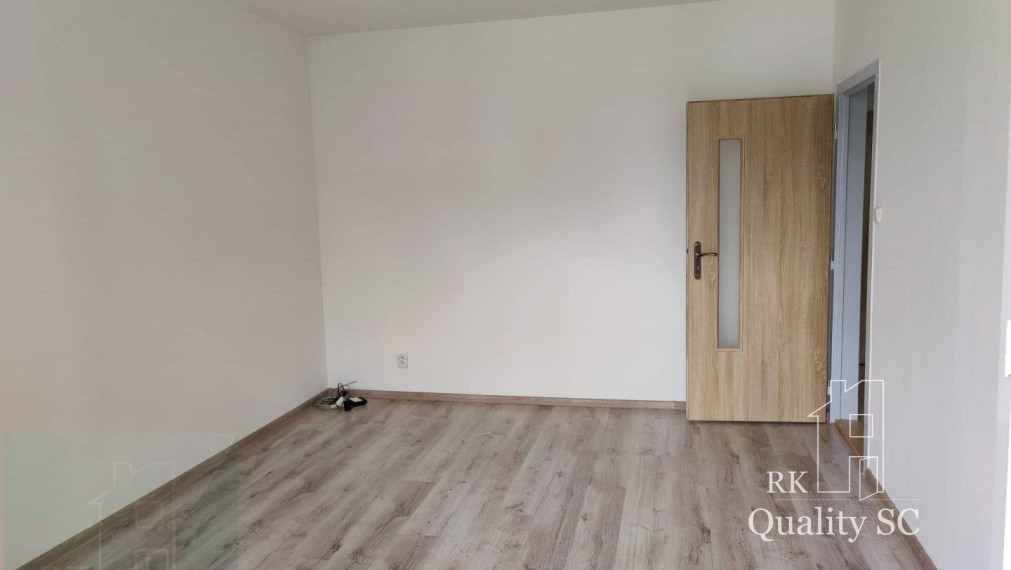 SENEC NA PRENÁJOM  nezariadený 3 izbový byt s loggiou a pivnicou na dobrej adrese.