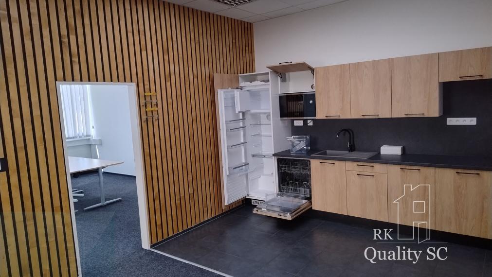 SENEC - NA PREDAJ – administratívna budova  s vysokým štandardom a parkoviskom - Diaľničná ul.
