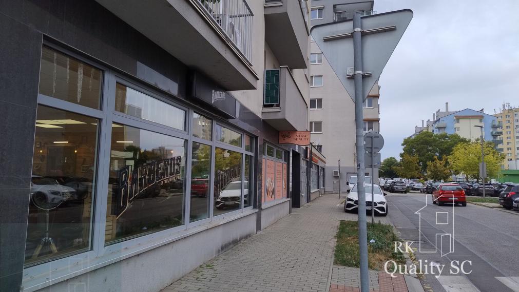 NA PRENÁJOM – EXKLUZÍVNY OBCHODNÝ PRIESTOR pri pešej zóne v CENTRE  SENCA 