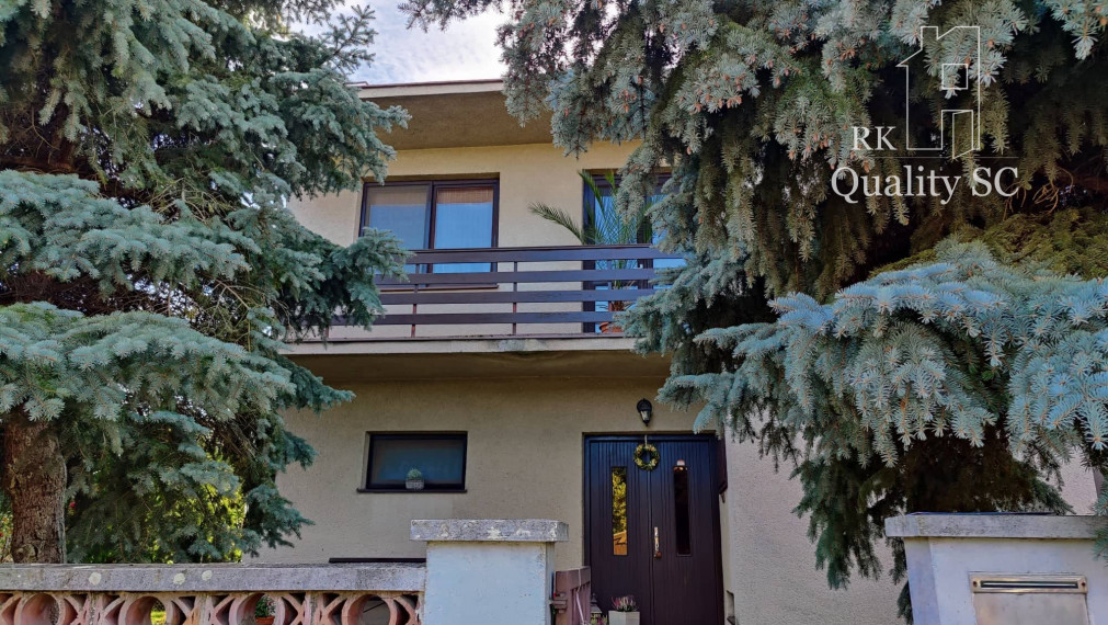 EXKLUZÍVNE IBA U NÁS - Okres Senec – Kráľová pri Senci - NA PREDAJ veľký dvojpodlažný rodinný dom na 685 m2 pozemku.