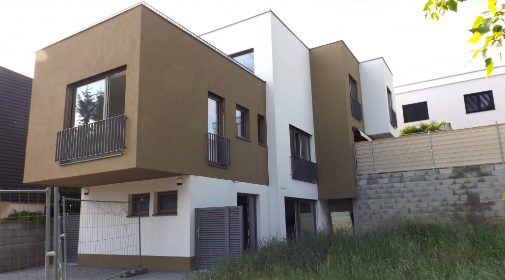 SENEC – SLNEČNÉ JAZERÁ JUH – NA PREDAJ – novostavba 3 izbového bytu s fotovoltikou v rekreačnej dvoj-chate so záhradou a parkingom