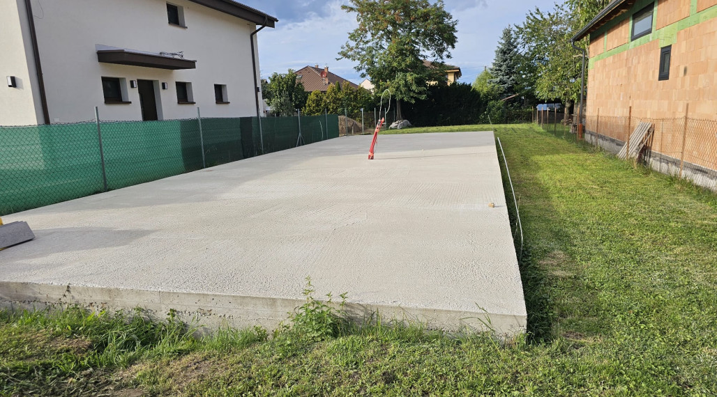 Okres Senec - BERNOLÁKOVO - NA PREDAJ stavebný pozemok so základovou doskou, projektom a stavebným povolením