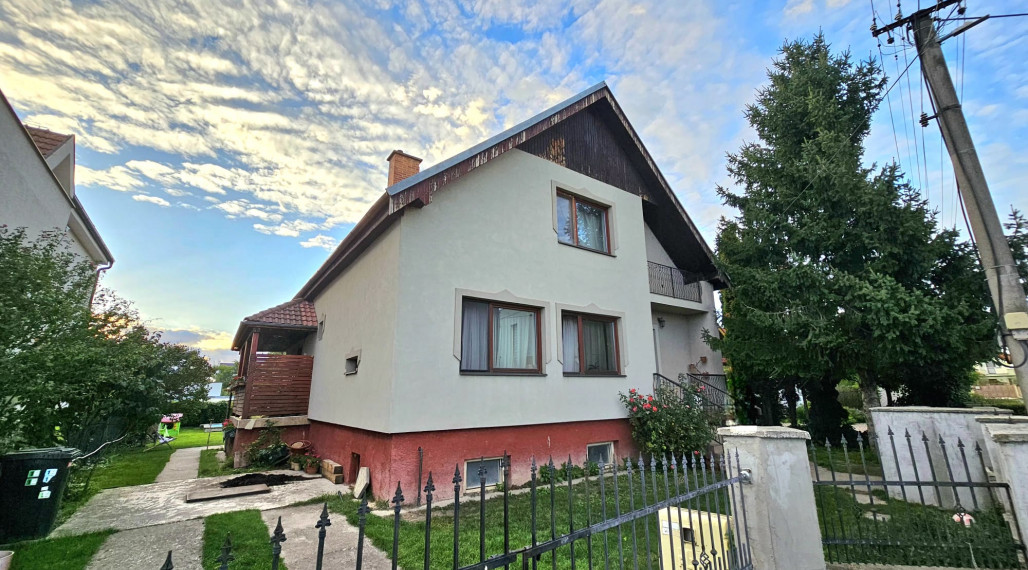 NOVÁ CENA - Okr. Senec - TUREŇ - EXKLUZÍVNE NA PREDAJ rodinný dom na 8 á pozemku s veľkometrážnymi izbami