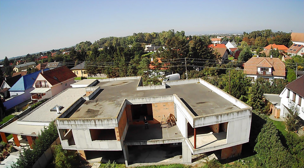 NOVÁ CENA - okr. SENEC - KRÁĽOVÁ PRI SENCI – NA PREDAJ – PRE NÁROČNÝCH rozostavaný rodinný dom v centre obce s veľkým pozemkom vyše 23á