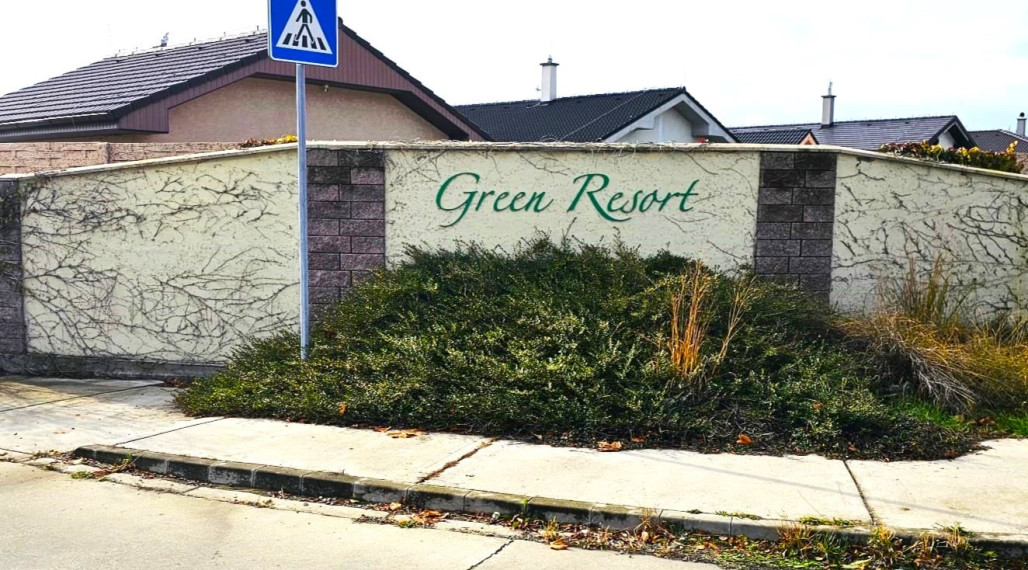 Okr. SENEC - Hrubá Borša Green Resort - NA PREDAJ kompletne zariadený rodinný dom - 3 izbová novostavba typu bungalov