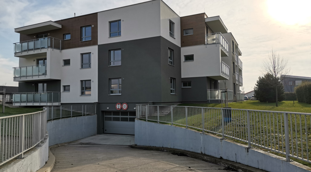 SENEC - NA PRENÁJOM - veľkometrážny 2 izbový byt s vlastným garážovým státím - Senec Gardens