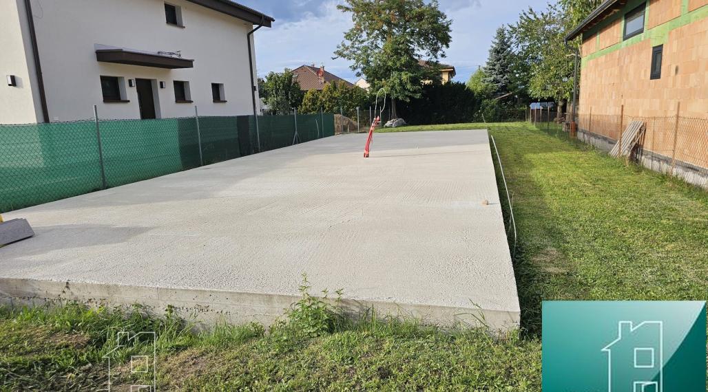 Okres Senec - BERNOLÁKOVO - NA PREDAJ stavebný pozemok so základovou doskou, projektom a stavebným povolením