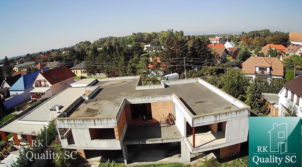 NOVÁ CENA - okr. SENEC - KRÁĽOVÁ PRI SENCI – NA PREDAJ – PRE NÁROČNÝCH rozostavaný rodinný dom v centre obce s veľkým pozemkom vyše 23á