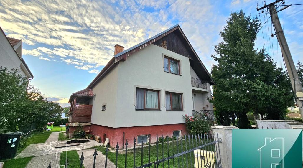 NOVÁ CENA - Okr. Senec - TUREŇ - EXKLUZÍVNE NA PREDAJ rodinný dom na 8 á pozemku s veľkometrážnymi izbami