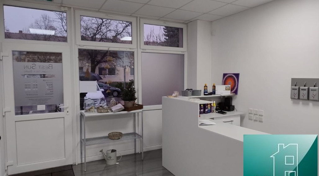 SENEC – NA PRENÁJOM – lukratívny komerčný priestor na služby, obchod alebo kancelárie na pešej zóne s parkoviskom 