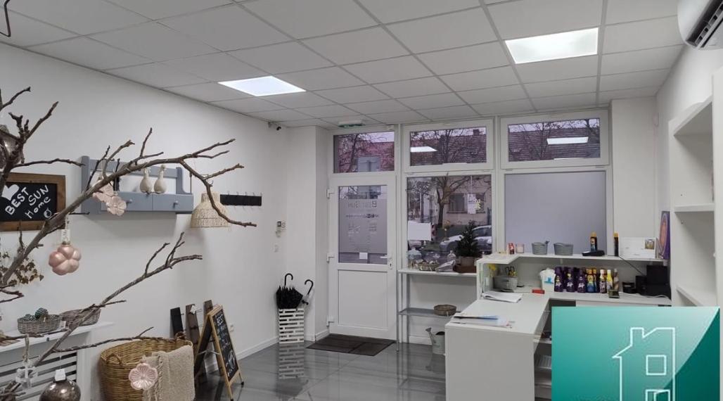 SENEC – NA PRENÁJOM – lukratívny komerčný priestor na služby, obchod alebo kancelárie na pešej zóne s parkoviskom 