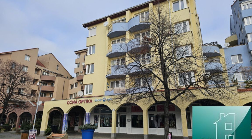 SENEC (centrum) - NA  PRENÁJOM 3 izbový zariadený byt s parkovaním pre dve vozidlá - Lichnerova ul. na pešej zóne v Senci