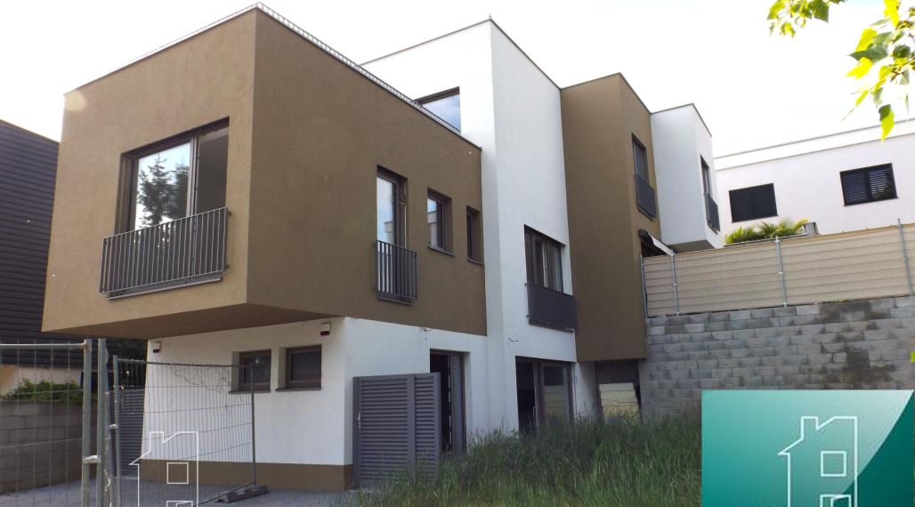 SENEC – SLNEČNÉ JAZERÁ JUH – NA PREDAJ – novostavba 3 izbového bytu s fotovoltikou v rekreačnej dvoj-chate so záhradou a parkingom