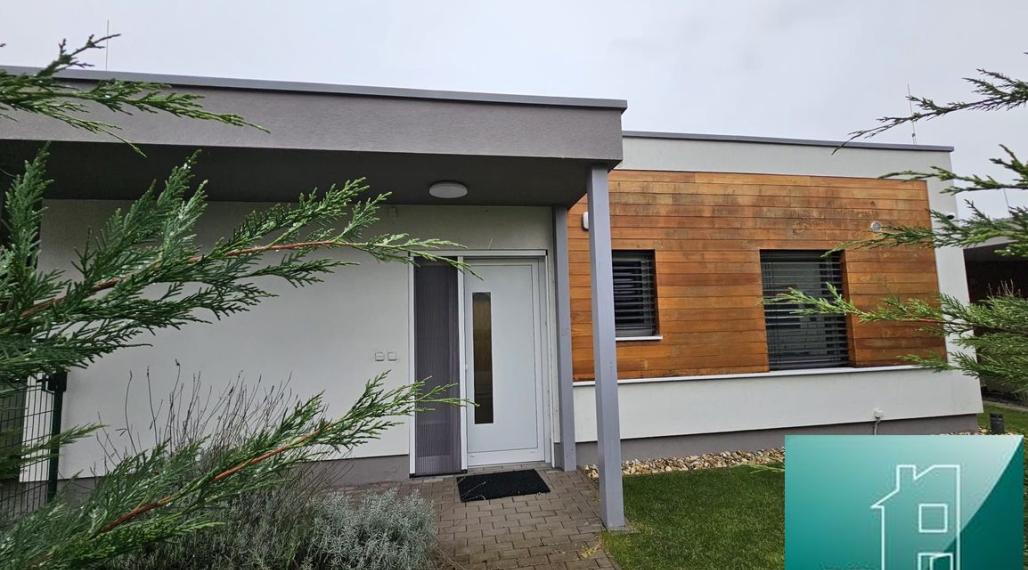 REZERVOVANÉ - SENEC Gardens – Na prenájom zariadený 4. izbový bungalov  s parkovaním pre dve autá.