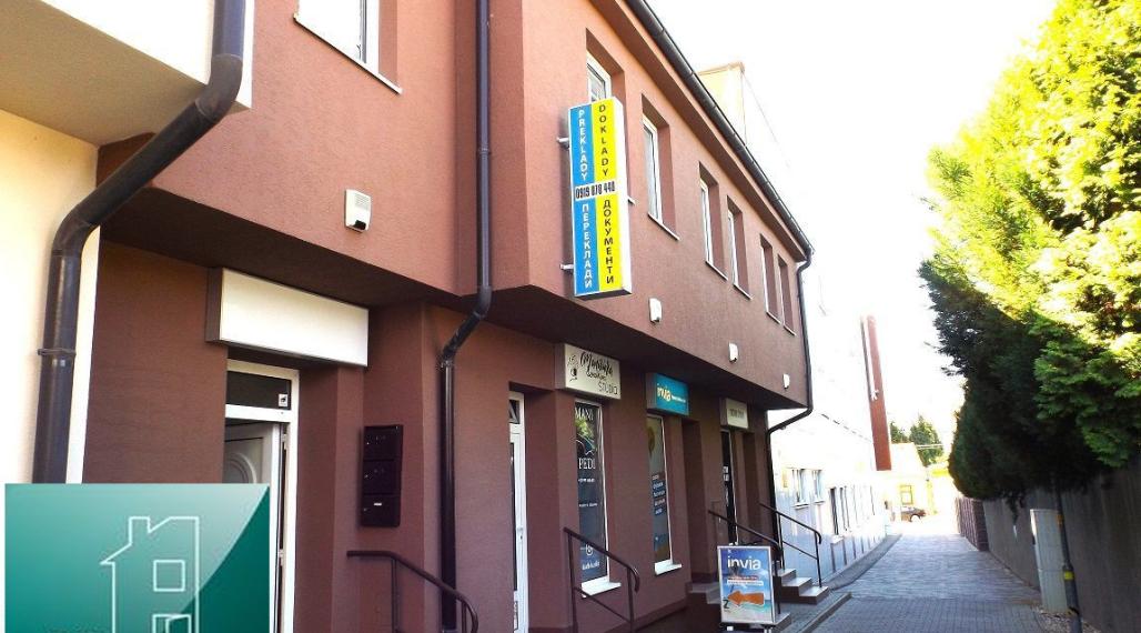 NA PREDAJ – polyfunkčný objekt v úplnom centre mesta Senec - obchodný priestor na prízemí a kancelárie na poschodí - pri pešej zóne
