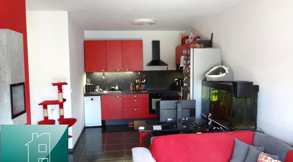 SENEC - NA PREDAJ NOVOSTAVBA-2 izbový čiastočne zariadený byt s terasou, záhradou a vlastným parkingom pre 2 autá - Holubia ul. - NOVÁ TEHELŇA v Senci