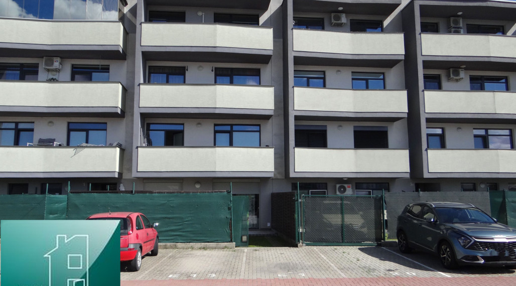 SENEC - NA PREDAJ NOVOSTAVBA-2 izbový čiastočne zariadený byt s terasou, záhradou a vlastným parkingom pre 2 autá - Holubia ul. - NOVÁ TEHELŇA v Senci