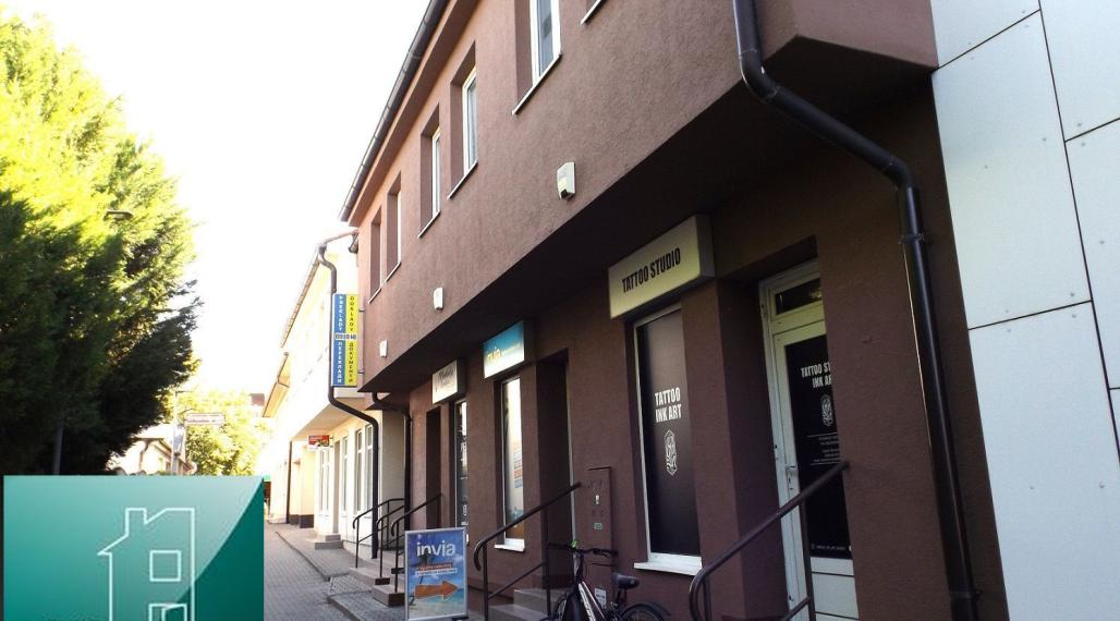NA PREDAJ – polyfunkčný objekt v úplnom centre mesta Senec - obchodný priestor na prízemí a kancelárie na poschodí - pri pešej zóne