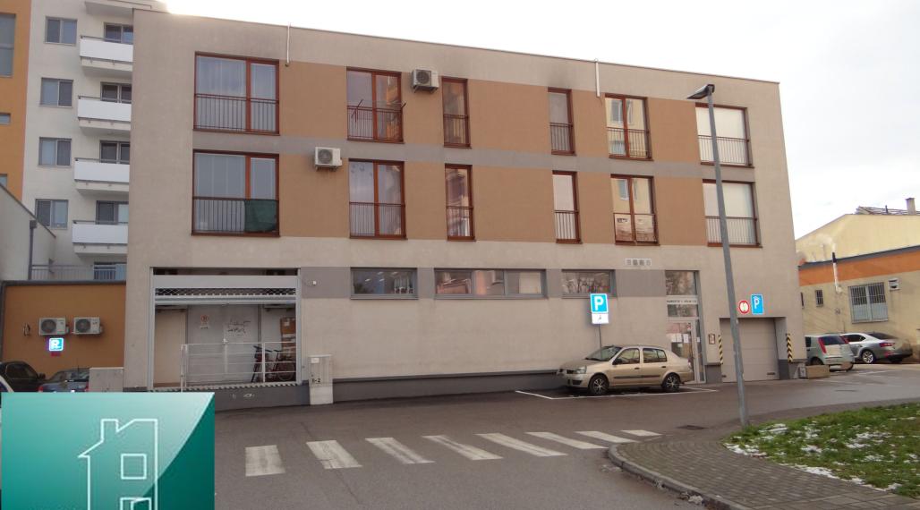 SENEC - EXKLUZÍVNE NA PREDAJ - kompletne zariadený a klimatizovaný 1 izbový byt v centre mesta - Nám. 1. mája v Senci