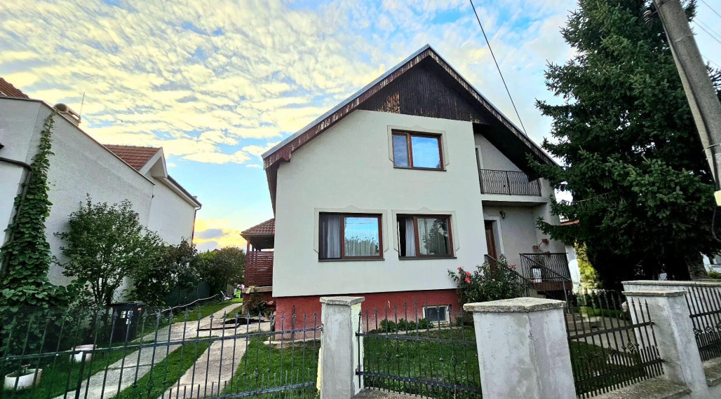 REZERVOVANÉ - NOVÁ CENA - Okr. Senec - TUREŇ - EXKLUZÍVNE NA PREDAJ rodinný dom na 8 á pozemku s veľkometrážnymi izbami