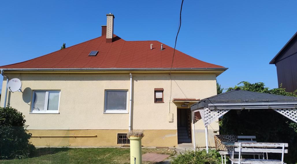HAMULIAKOVO – NA PREDAJ – starší 5 izbový rodinný dom po čiastočnej rekonštrukcii v tichej lokalite pri Bratislave 