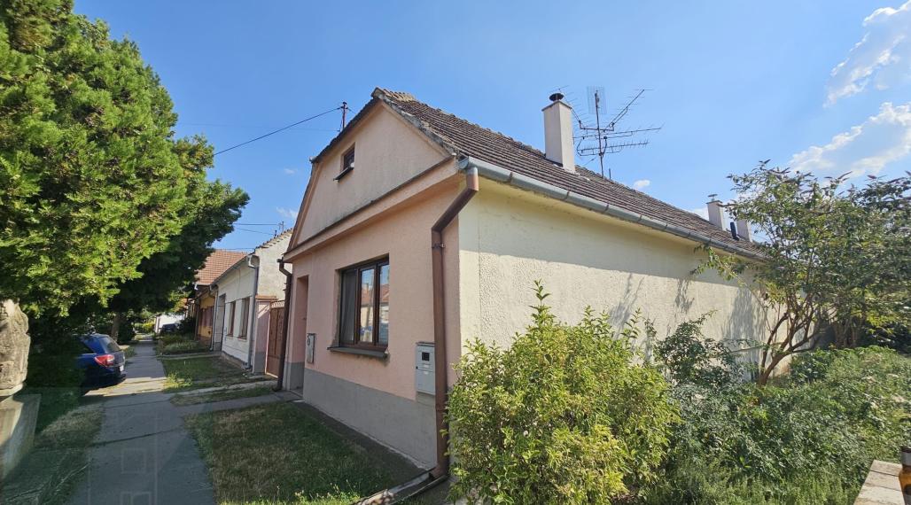 Okres Trnava- obec Pavlice – nehnuteľnosť s potenciálom - 4 izb. RD v centre obce s veľkým pozemkom 984 m2 