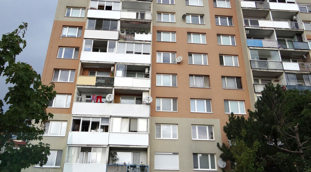 SENEC - EXKLUZÍVNE NA PREDAJ - kompletne zariadený a klimatizovaný 3 izbový byt blízko centra mesta - Sokolská ulica, v Senci