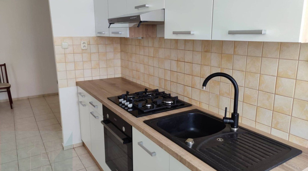 SENEC NA PRENÁJOM  nezariadený 3 izbový byt s loggiou a pivnicou na dobrej adrese.
