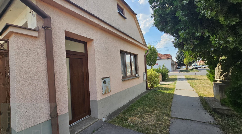 Okres Trnava- obec Pavlice – nehnuteľnosť s potenciálom - 4 izb. RD v centre obce s veľkým pozemkom 984 m2 