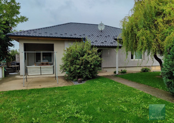EXKLUZÍVNE IBA U NÁS - Okres Senec - Kostolná pri Dunaji - NA PREDAJ komplet zariadený 3 izbový rodinný dom bungalov na 850 á pozemku