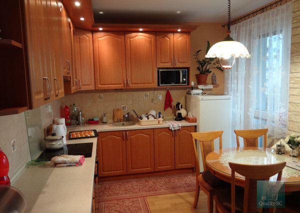 PREDANÉ - SENEC – EXKLUZÍVNE - 3 izbový byt so zabudovaným nábytkom a spotrebičmi a veľkou loggiou a parkingom v staršej novostavbe v úplnom centre - v Senci