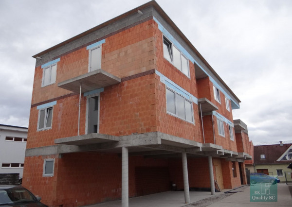 PREDANÉ - SENEC – 3 izbový byt vo výstavbe v tichom centre s loggiou a terasou, kobkou a parkingom – v Senci