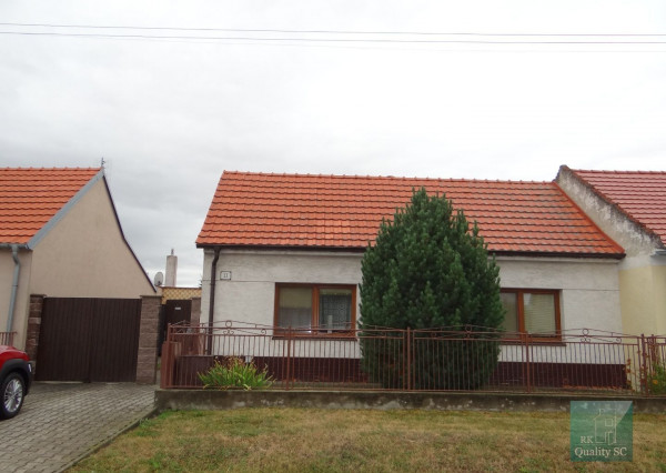 PREDANÉ - EXKLUZÍVNE IBA U NÁS - Okres SENEC - KAPLNA – starší 3 izbový rodinný dom s veľkou záhradou, samostatnou garážou a hospodárskou prístavbou v Kaplne