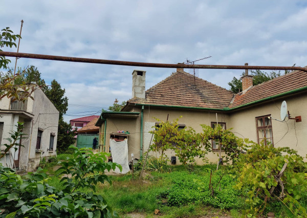 SENEC – PREDÁME starší rodinný dom na veľkom pozemku na Nitrianskej ulici v Senci