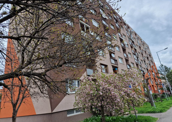 Senec  – NA PREDAJ väčší plnohodnotný 3 izbový byt v centre mesta v zateplenom bytovom dome.