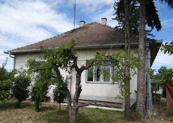 90301 - BERNOLÁKOVO okr. SENEC - NA PREDAJ veľký pozemok so starším rodinným domom - Hlavná ulica