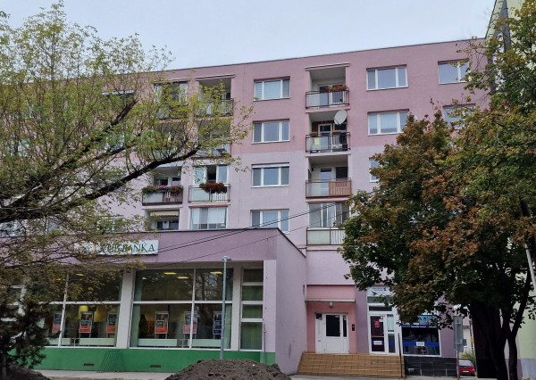 SENEC - NA PRENÁJOM - 4 izbový čiastočne zariadený byt v dobrej lokalite v blízkosti pešej zóny - Nám. 1. mája v Senci