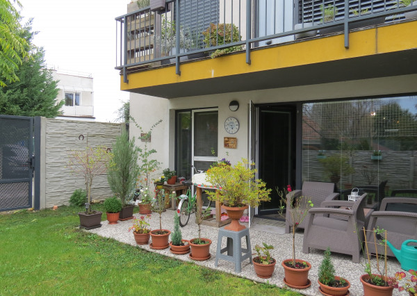 90301 - Slnečné jazerá Juh SENEC – NA PREDAJ 3-izbový apartmánový byt so záhradkou na Slnečných jazerách juh – bývanie ako na dovolenke